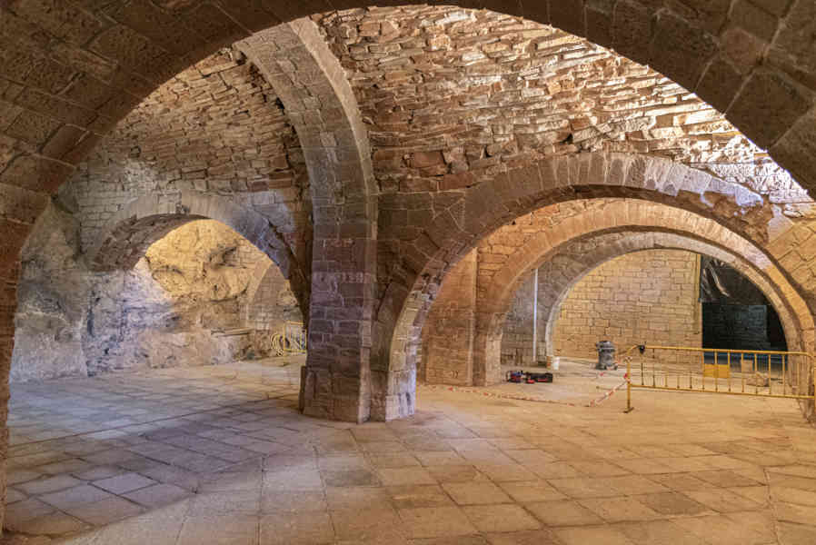 Huesca - real monasterio de San Juan de la Peña 09 - sala del Concilio.jpg
